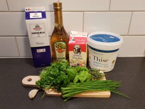 Ingredienserne til en friskost med krydderurter